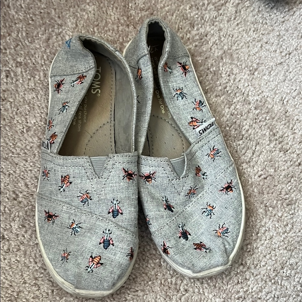TOMS Gray Slip-On Shoes with Insect Print size Y2